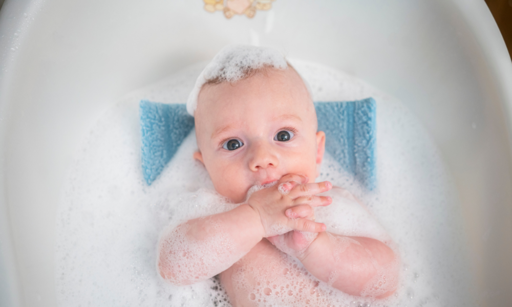 Baignoire bébé pliable ou gonflable : laquelle choisir ?
