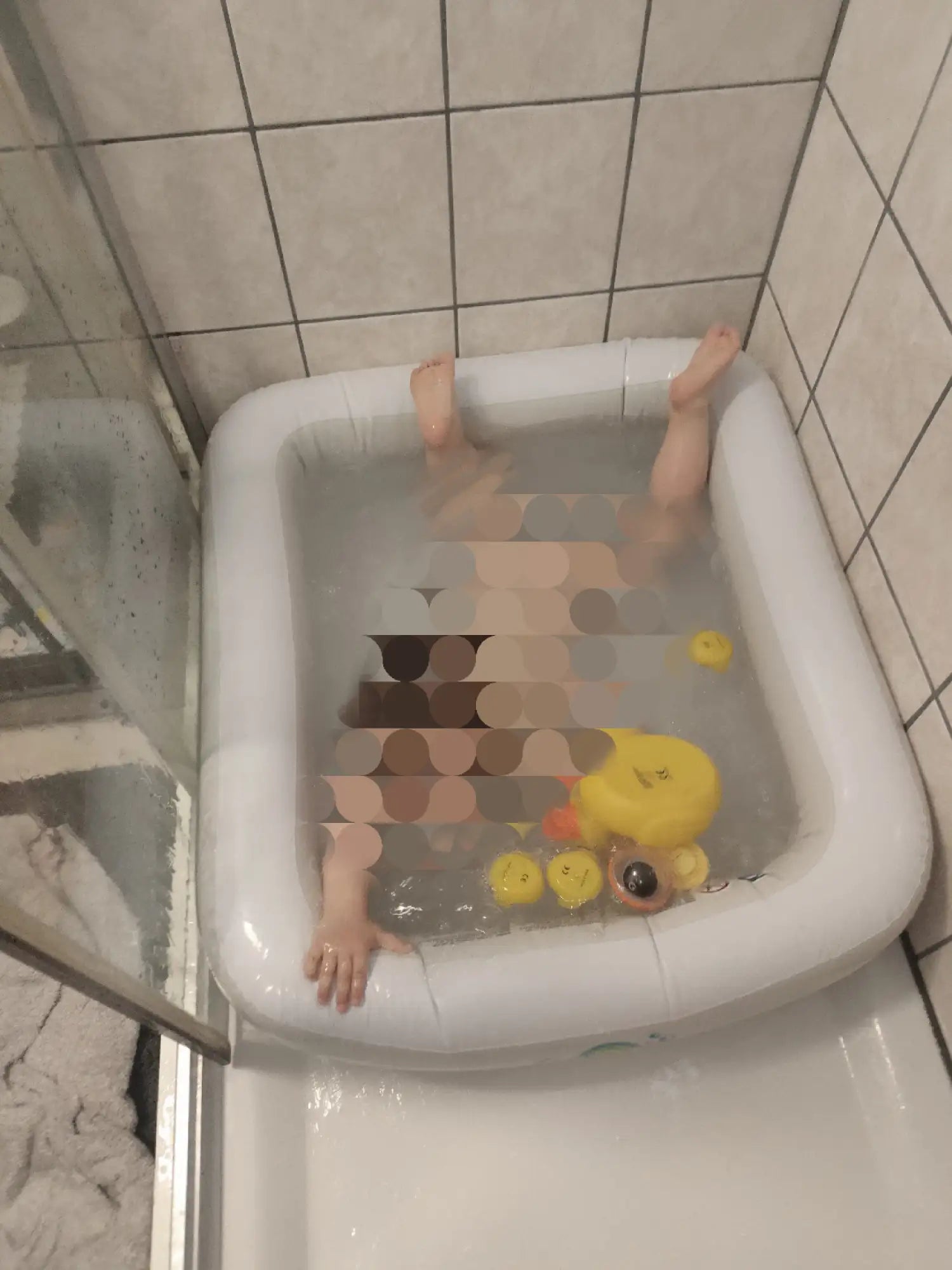 Canard en caoutchouc jaune dans la baignoire avec de l'eau